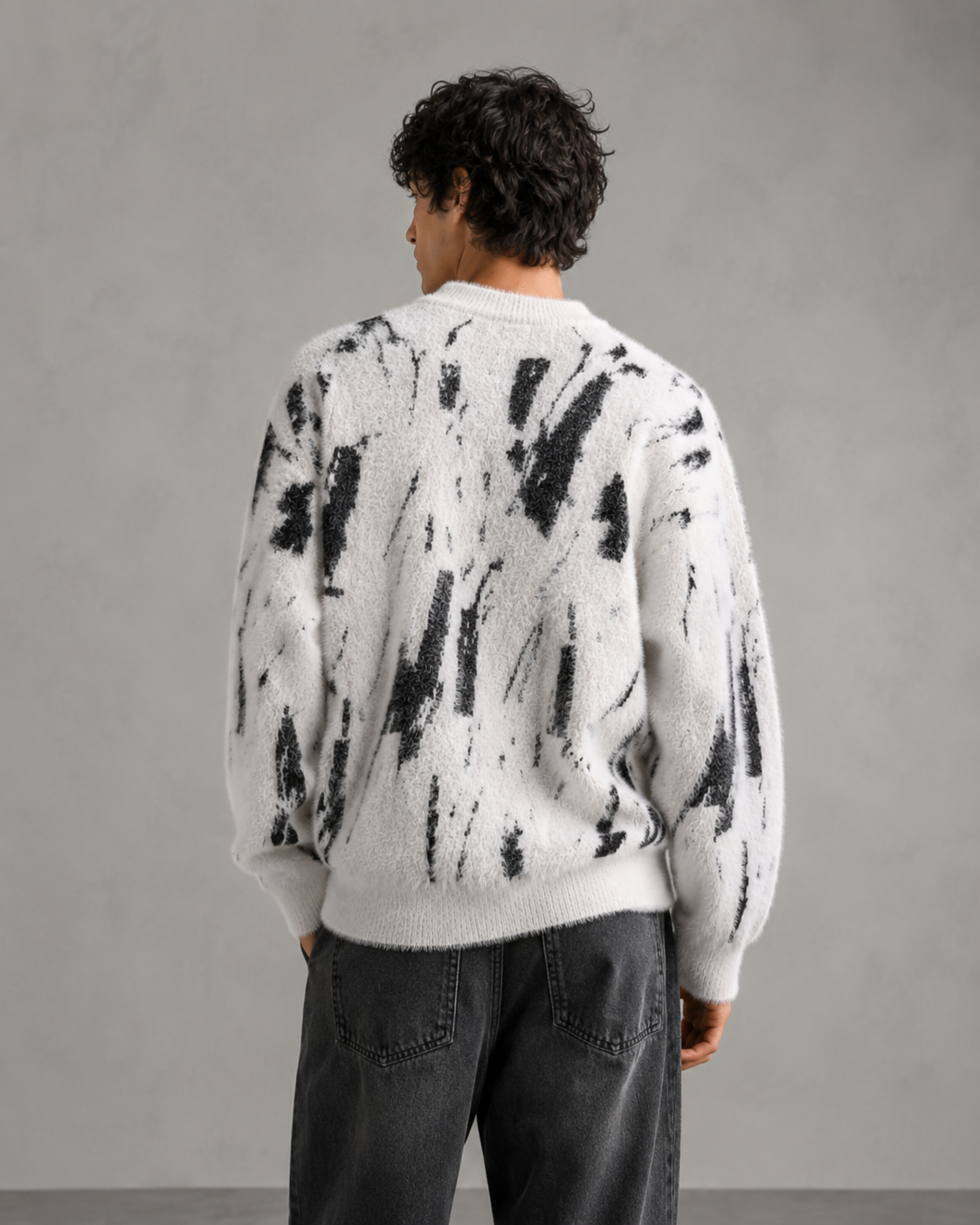 Detailansicht der flauschigen Struktur des Herren-Strickpullovers