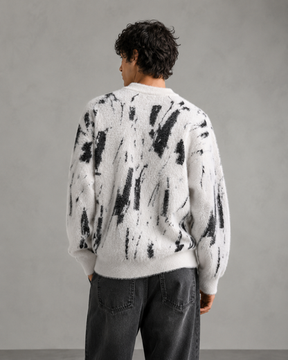 Detailansicht der flauschigen Struktur des Herren-Strickpullovers