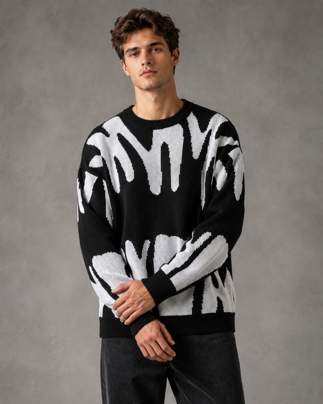 Seitenansicht des locker geschnittenen Herren-Strickpullovers