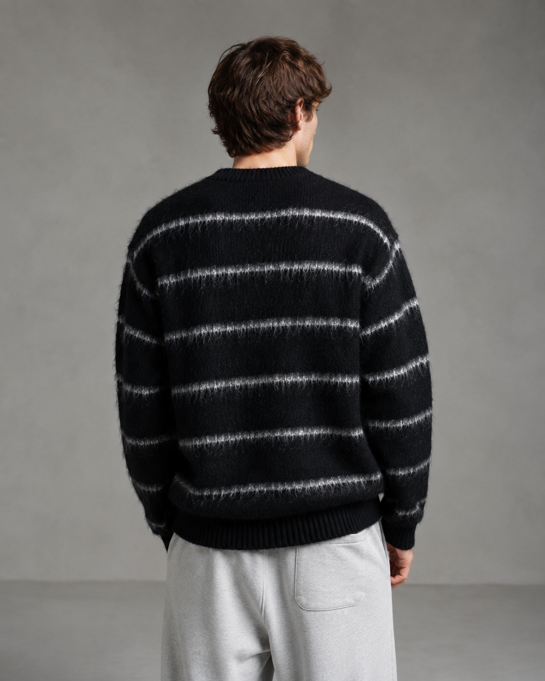 Detailansicht des flauschigen Strickmaterials mit Streifenmuster