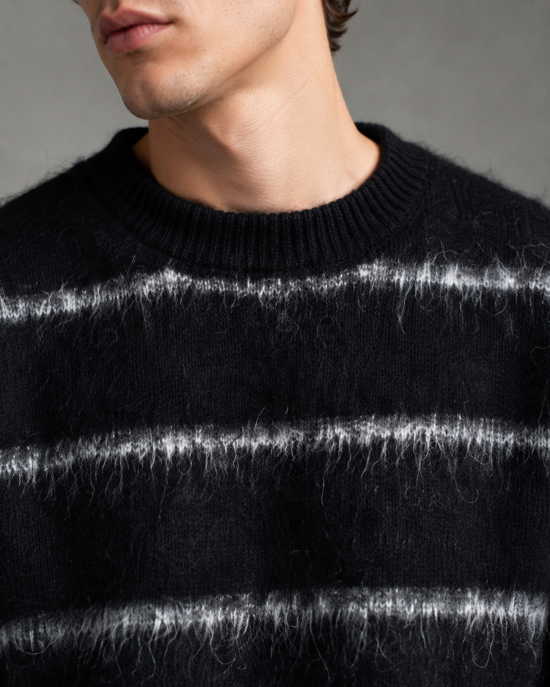 Gestreifter Flauschstrickpullover als vielseitiges Kleidungsstück für den Alltag