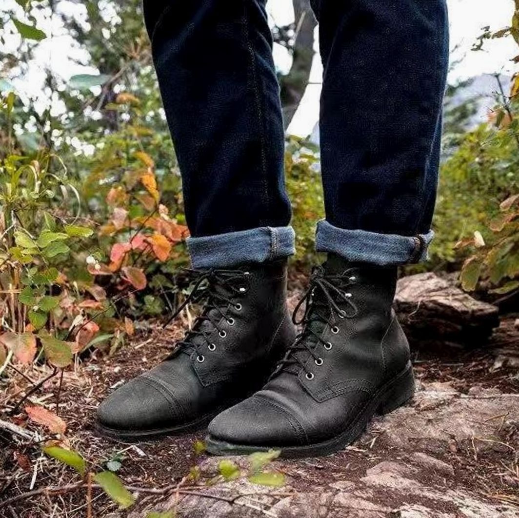 Detailansicht der Schnürung und robusten Verarbeitung am Winterstiefel