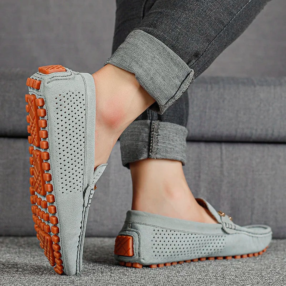 Herren-Fahrschuh mit perforierter Oberfläche und flacher Sohle