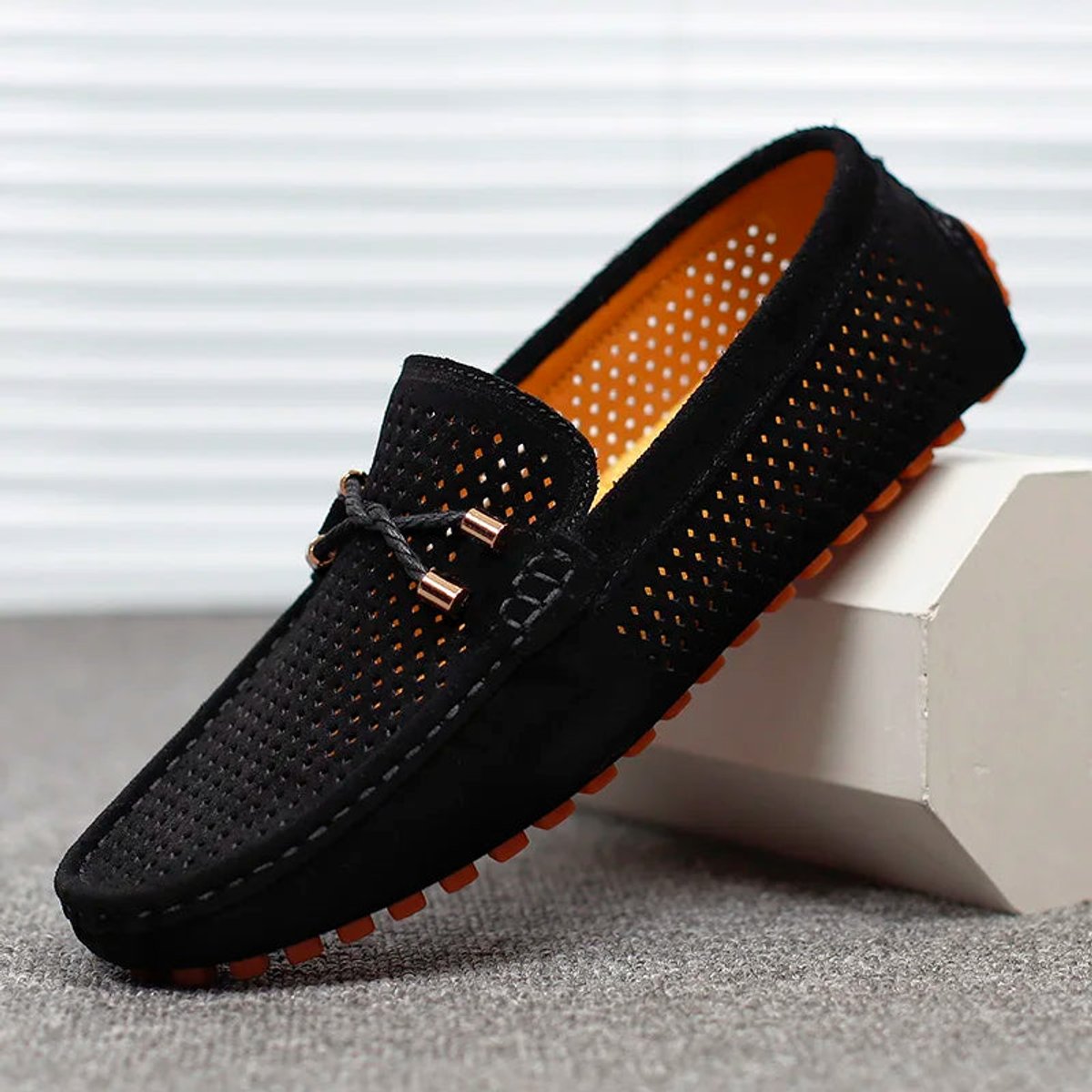Detailansicht der Perforation am Wildleder-Loafer