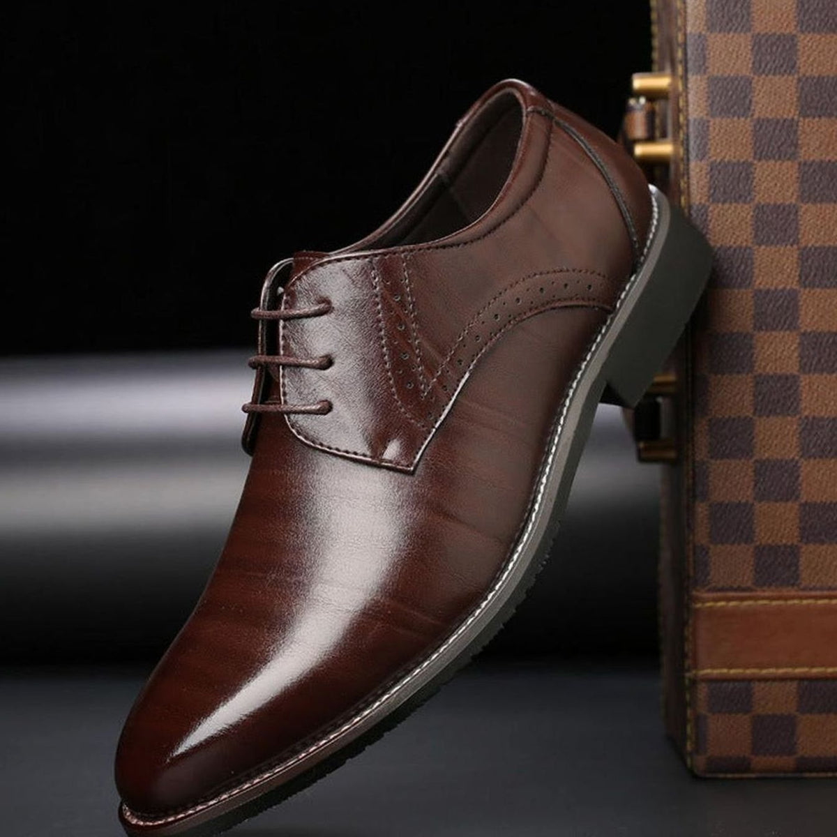 Herren-Brogue-Schnürschuhe aus poliertem Glattleder in Seitenansicht