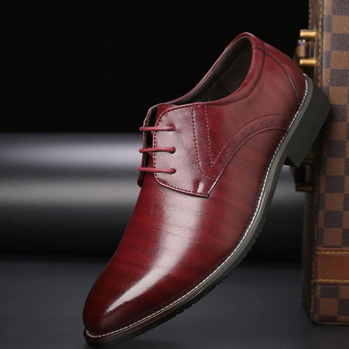 Herren-Dressschuhe mit polierter Lederoberfläche und runder Schuhspitze
