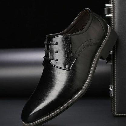 Paar elegante Glattleder-Brogues für Büro und festliche Anlässe