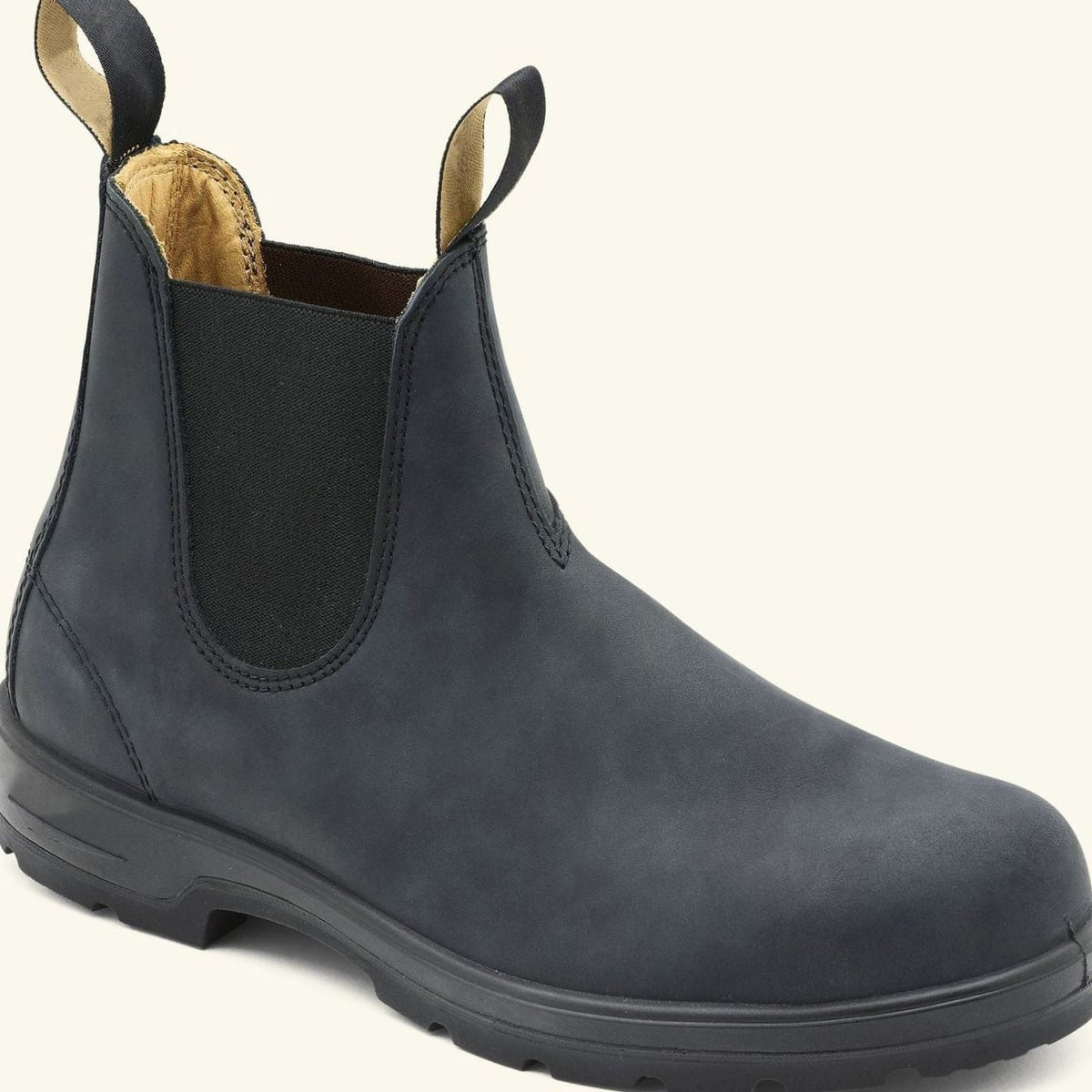 Seitenansicht der Herren Chelsea Boots mit glatter Lederoberfläche und markanter Sohle