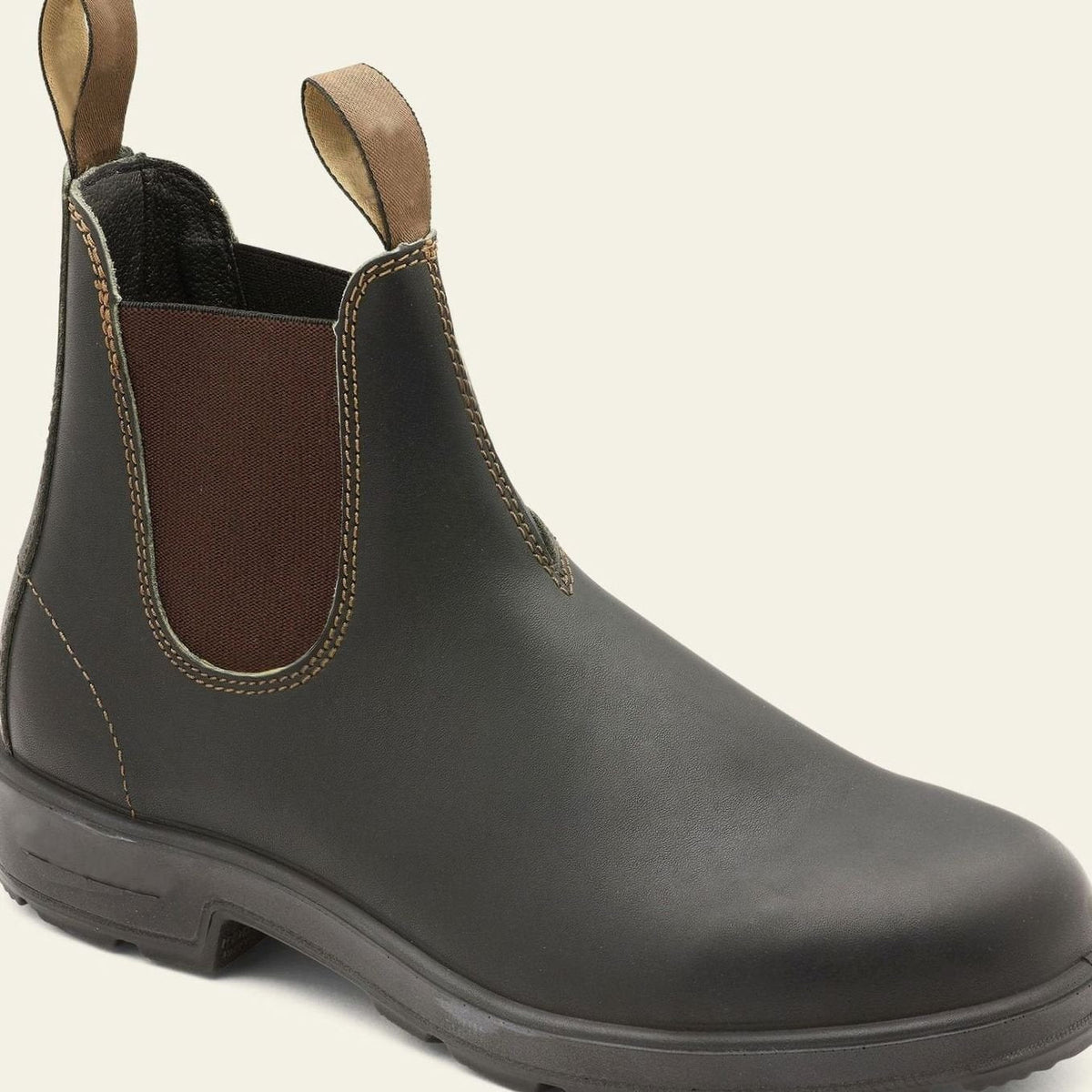 Detailaufnahme der Zuglasche und des elastischen Seiteneinsatzes an den Chelsea Boots