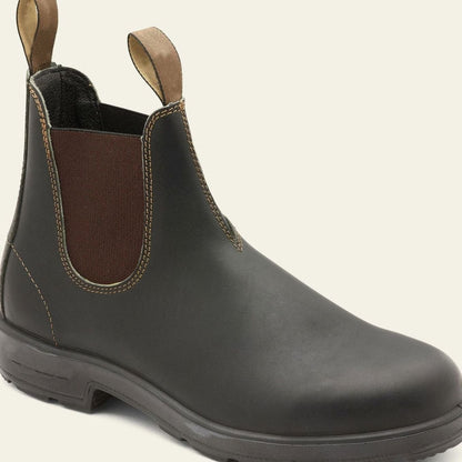 Detailaufnahme der Zuglasche und des elastischen Seiteneinsatzes an den Chelsea Boots