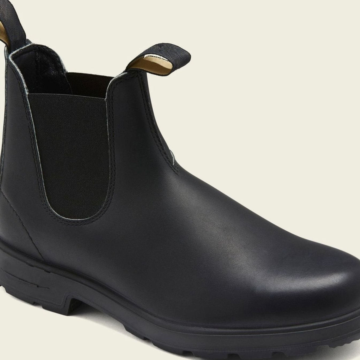 Die Chelsea Boots aus Leder an einem Herrenoutfit für Alltag und Büro