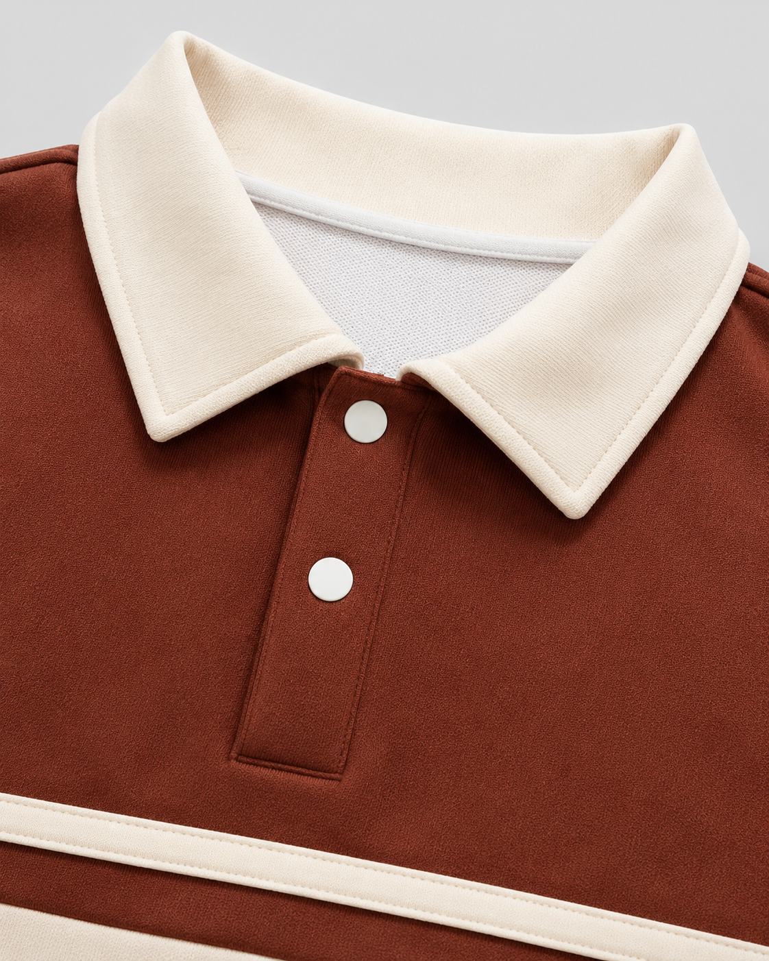 Detailansicht des Polokragens am Rugby-Pullover