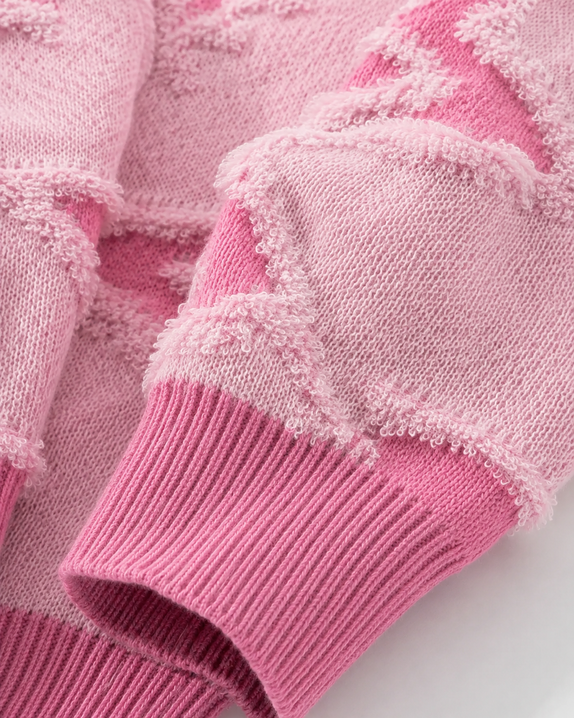Nahaufnahme der gestrickten Struktur und des markanten Sternenmotivs