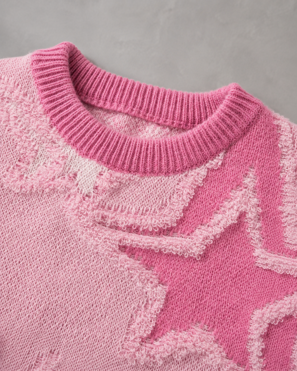 Seitenansicht des Herren-Strickpullovers mit Sternenmuster