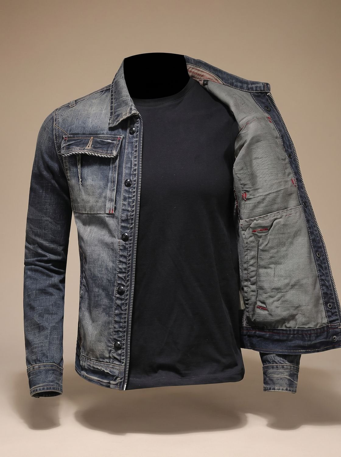 Detailaufnahme des Doppelverschlusses an der Herren-Jeansjacke
