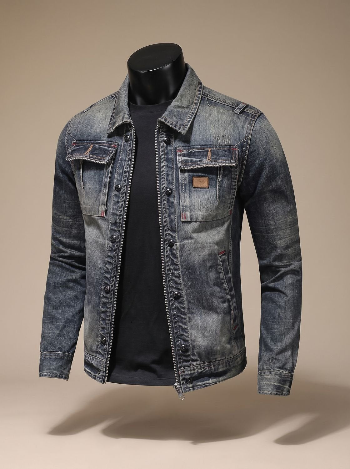 Herren-Jeansjacke mit klassischem Trucker-Schnitt in der Seitenansicht
