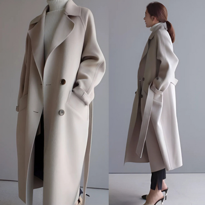 Eleganter Damen-Wollmantel in Beige, doppelt geknöpft, mit Gürtel und Taschen, ideal für Herbstmode. Perfekt für stilvolle, warme Outfits.
