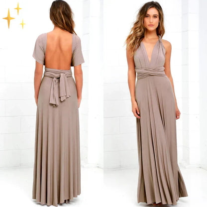 Frau in eleganter, bodenlanger, taupefarbener Abendkleid mit tiefem Rückenausschnitt und V-Ausschnitt, ideal für formelle Anlässe.