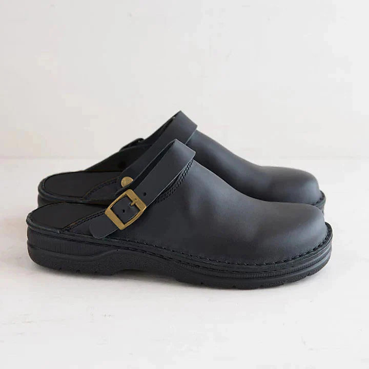 Schwarze Leder-Clogs mit verstellbarem Riemen und Schnalle, rutschfeste Sohle, ideal für Komfort und Stil, perfekt für den Alltag.
