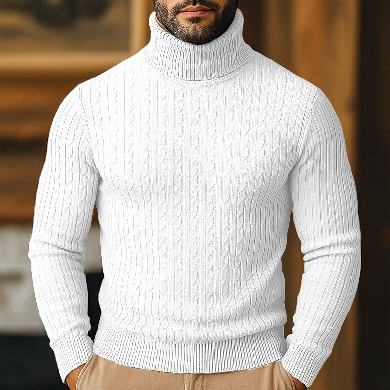 Detailaufnahme des Rollkragens und Zopfmusters am Herrenpullover