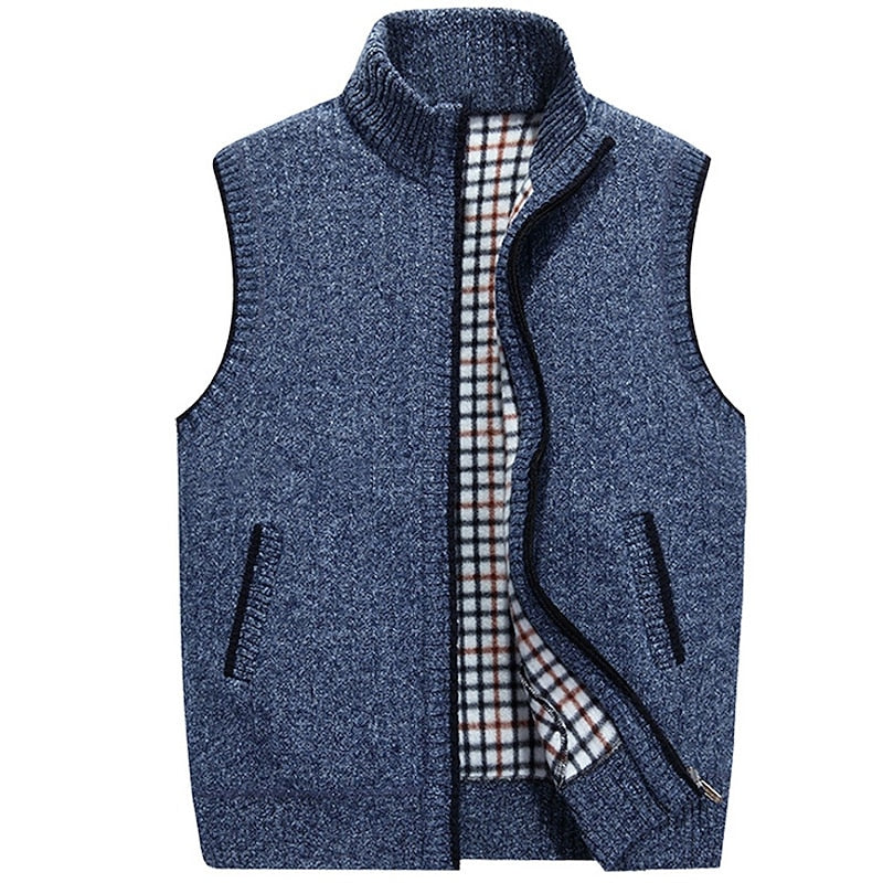 Detailaufnahme des Stehkragens der wärmenden Strickweste