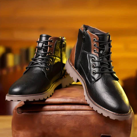 Schwarze Herren-Wanderschuhe aus Leder mit braunen Akzenten, robustem Profil und Schnürung, auf brauner Oberfläche. Ideal für Outdoor-Abenteuer.