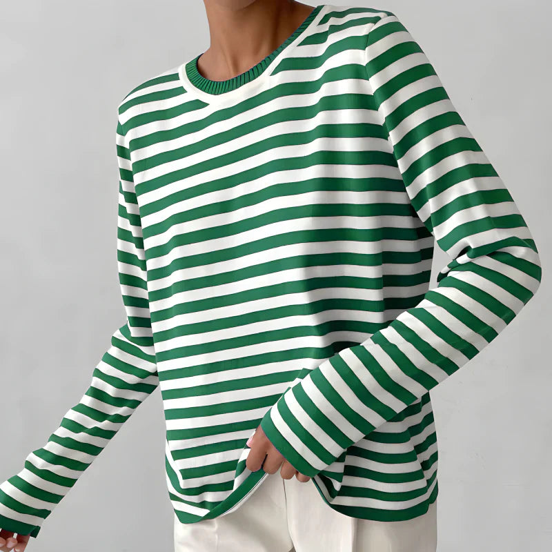 Person trägt gestreiftes Langarmshirt in Grün und Weiß, modisch, lässig, bequem, ideal für Freizeitkleidung.