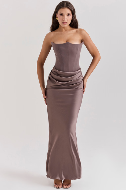 Frau in eleganter, schulterfreier Abendkleid aus Satin in Taupe, figurbetontes Design, modisches Outfit für besondere Anlässe, stilvolle Abendmode.