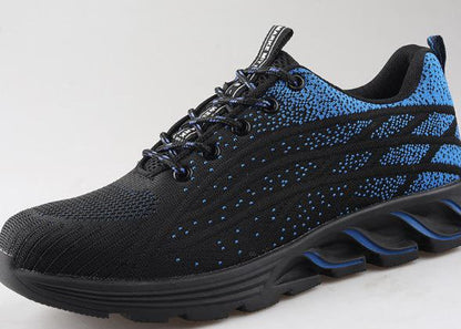 Schwarzer und blauer Sportschuh mit gepolsterter Sohle, atmungsaktivem Mesh-Obermaterial und Schnürsenkeln. Ideal für Laufen und Fitness.
