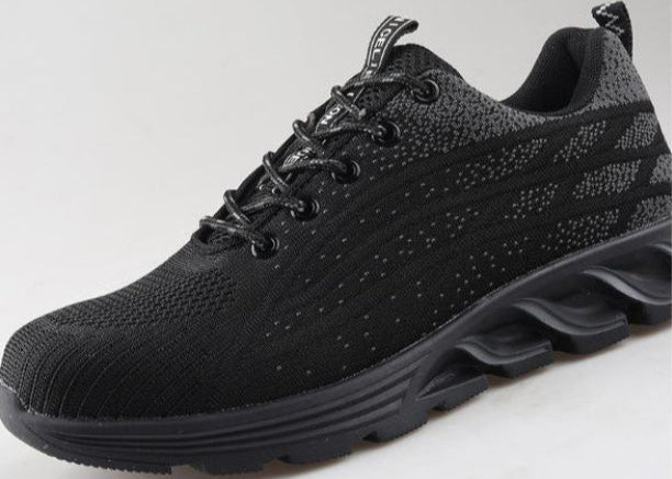 Schwarzer Sportschuh mit atmungsaktivem Mesh-Obermaterial, rutschfester Sohle und Schnürsenkeln. Ideal für Laufen und Fitness.