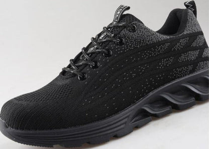 Schwarzer Sportschuh mit atmungsaktivem Mesh-Obermaterial, rutschfester Sohle und Schnürsenkeln. Ideal für Laufen und Fitness.