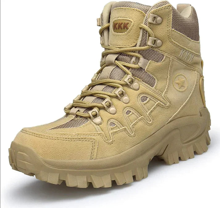Beige taktischer Wanderschuh mit robustem Profil, Knöchelschutz und Schnürung. Ideal für Outdoor-Aktivitäten, Trekking und Abenteuer.