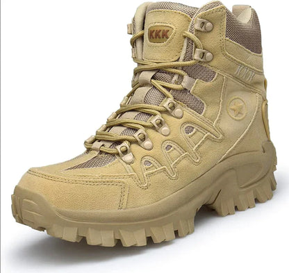 Beige taktischer Wanderschuh mit robustem Profil, Knöchelschutz und Schnürung. Ideal für Outdoor-Aktivitäten, Trekking und Abenteuer.