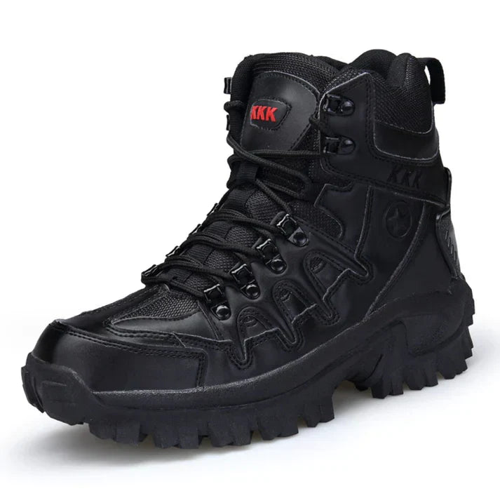 Schwarzer Herren-Wanderschuh mit robustem Profil, knöchelhohem Design und Schnürung. Ideal für Outdoor-Aktivitäten und Trekking.