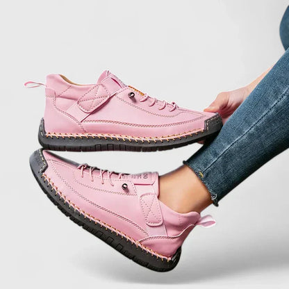 Rosa Damen-Sneaker mit schwarzer Sohle, lässiges Design, bequeme Passform, ideal für Freizeit und Alltag, modische Schuhe für Frauen.