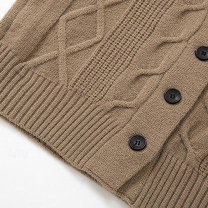 Seitliche Detailansicht der Strickstruktur am Herren-Cardigan