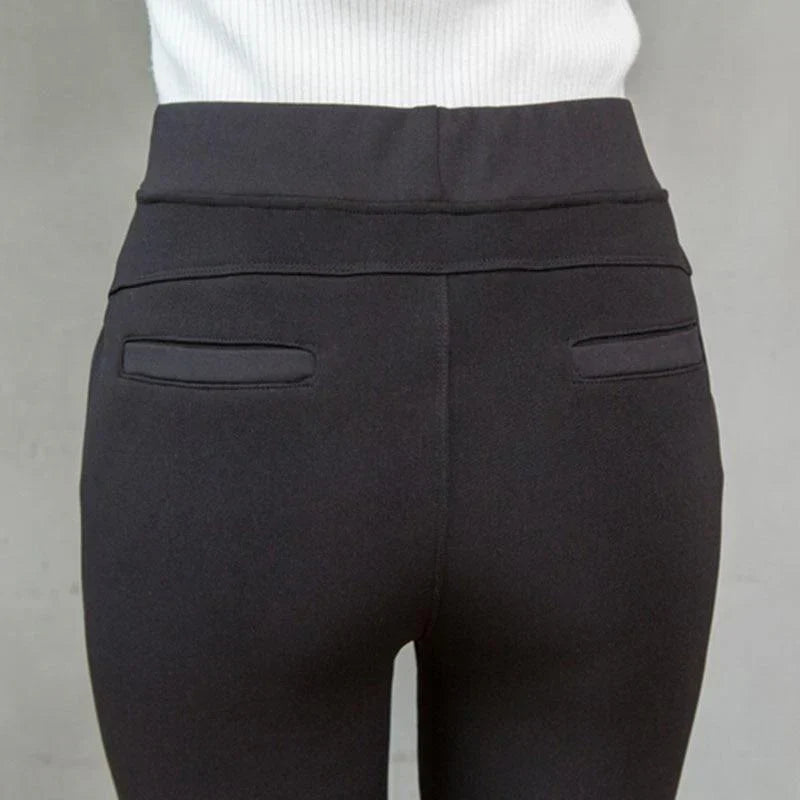 Seitliche Ansicht der gepolsterten Damen-Schneehose