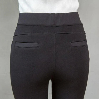 Seitliche Ansicht der gepolsterten Damen-Schneehose