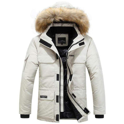 Weiße Winterjacke mit Kapuze und Kunstfellbesatz, Reißverschluss und Taschen. Stilvolle, warme Herrenjacke für kalte Temperaturen.