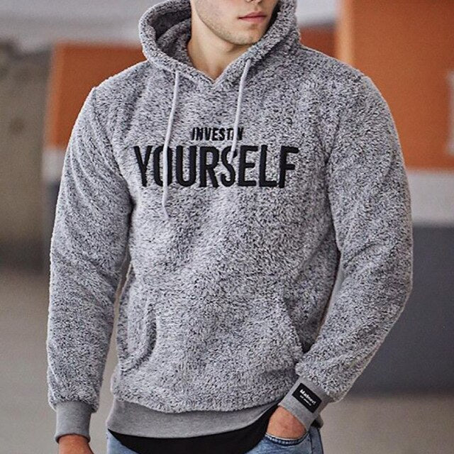 Grauer Herren-Hoodie mit Kapuze und Aufschrift "Invest in Yourself", lässiger Stil, ideal für Herbstmode und Freizeitkleidung.