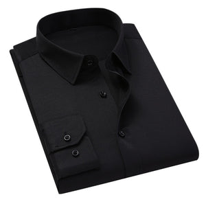 Schwarzes Herrenhemd, elegant gefaltet, langärmlig, klassischer Kragen, Knopfleiste, Business-Mode, formelle Kleidung, stilvoll und modern.