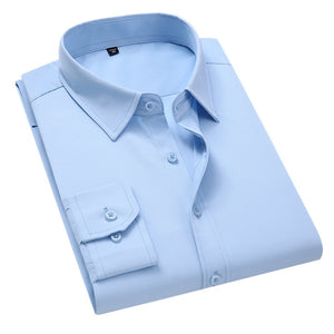 Hellblaues Herrenhemd, klassischer Kragen, lange Ärmel, gefaltet. Elegantes Businesshemd, bügelfrei, hochwertige Baumwolle. Ideal für Büro.