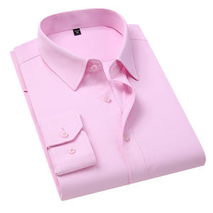 Gefaltetes rosa Herrenhemd aus Baumwolle mit Knopfleiste und klassischem Kragen. Elegantes Businesshemd, ideal für formelle Anlässe.