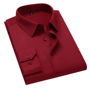 Rotes Herrenhemd, elegant gefaltet, langärmlig, klassischer Kragen, Knopfleiste, ideal für Business und Freizeit. Hochwertige Baumwolle.