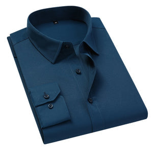 Dunkelblaues Herrenhemd, gefaltet, mit Knopfleiste und klassischem Kragen. Elegantes Design, ideal für Business und Freizeit. Baumwollstoff.
