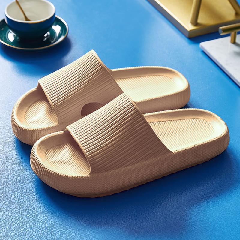 Beige Badeschlappen auf blauem Hintergrund, ideal für Sommer, Strand und Pool. Komfortable, rutschfeste Sandalen für Damen und Herren.