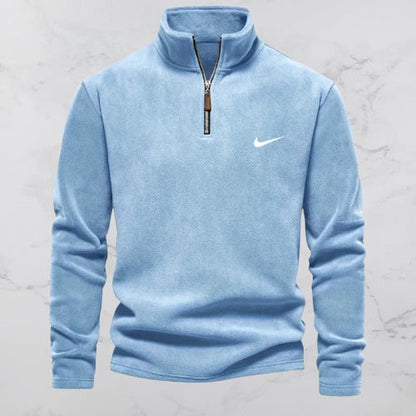 Hellblauer Nike Fleece-Pullover mit Reißverschluss, langärmlig, sportlich, ideal für Herrenmode, Freizeitkleidung, Herbst- und Winteroutfits.