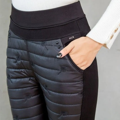 Rückansicht der Damen-Schneehose für winterliche Aktivitäten