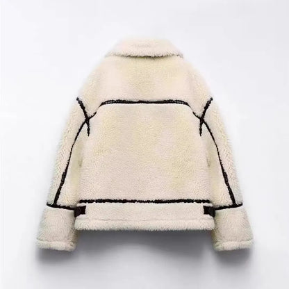 Rückansicht der weichen Teddyjacke für Damen