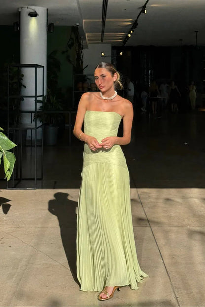 Detailansicht des plissierten Stoffes am Damen-Abendkleid
